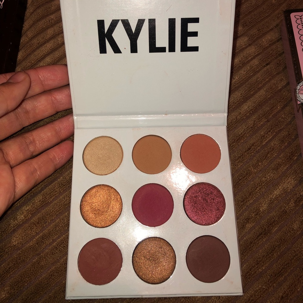 Kylie cosmetics burgundy eyeshadow palette